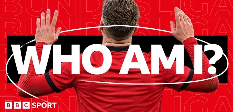 Joueur en maillot rouge se retournant avec les bras levés