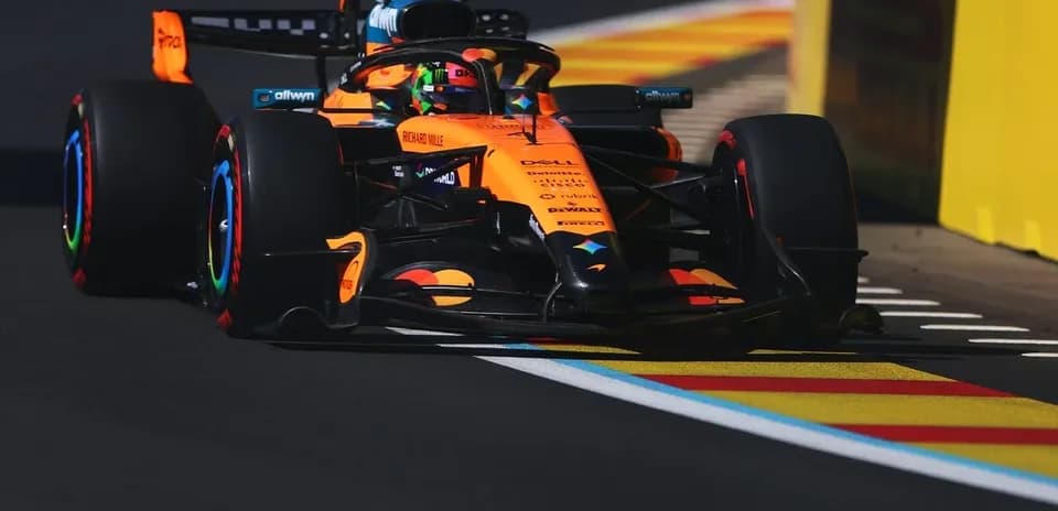 Voiture de Formule 1 McLaren sur la piste