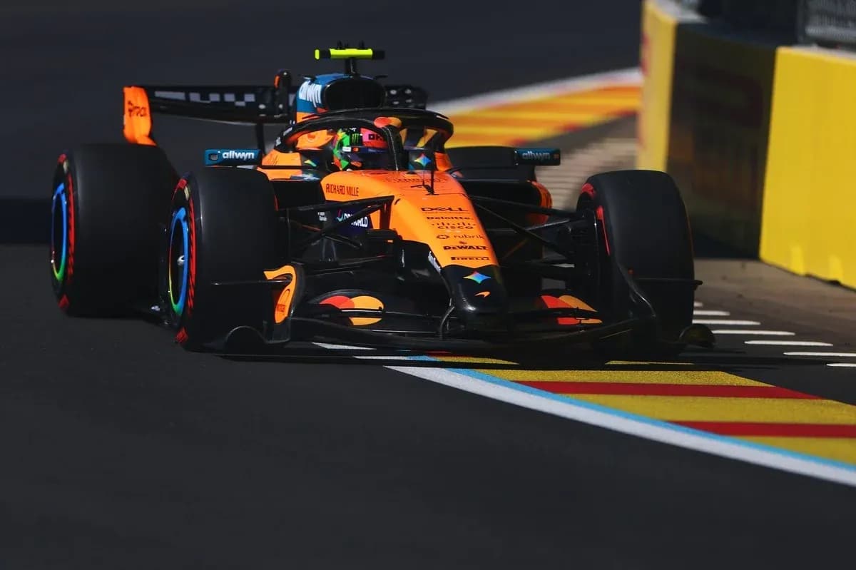 Voiture de Formule 1 McLaren sur la piste