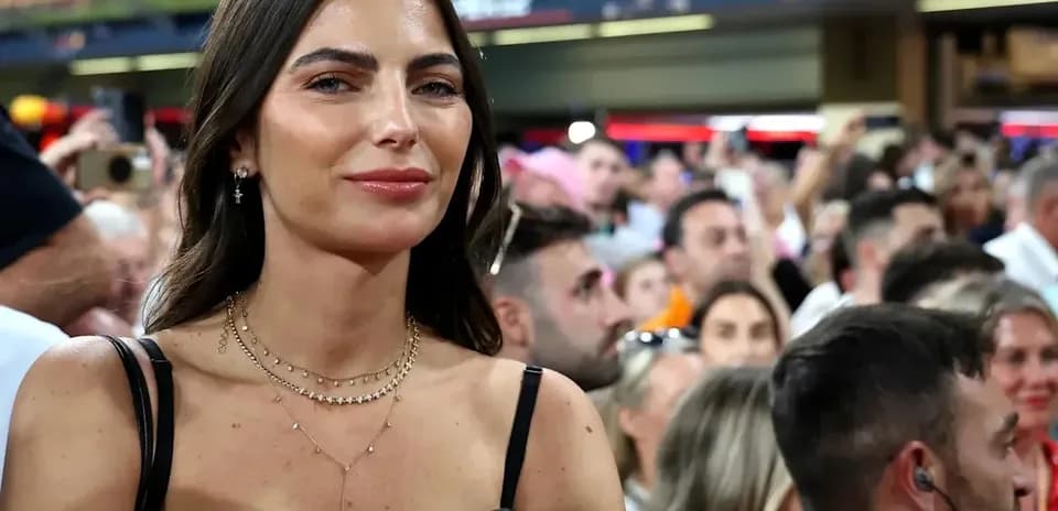 Femme souriante au milieu d'une foule lors d'un événement