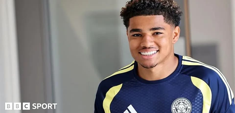 Joueur de Leicester City en tenue de sport souriant