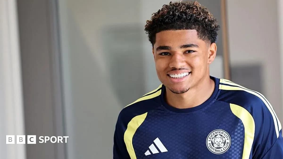 Joueur de Leicester City en tenue de sport souriant