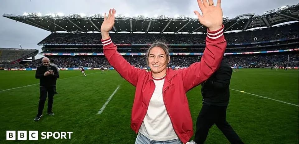 Femme saluant le public sur le terrain de rugby
