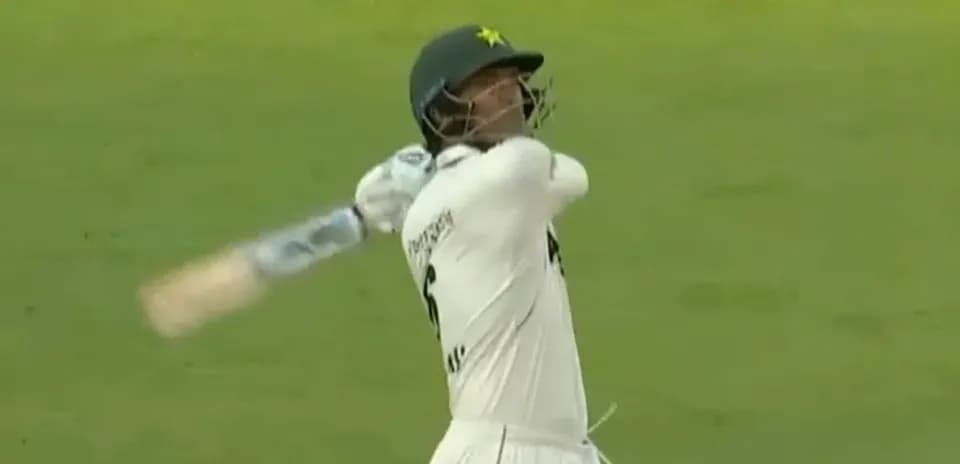 Batteur frappant la balle sur le terrain de cricket