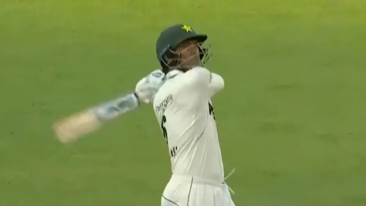 Batteur frappant la balle sur le terrain de cricket