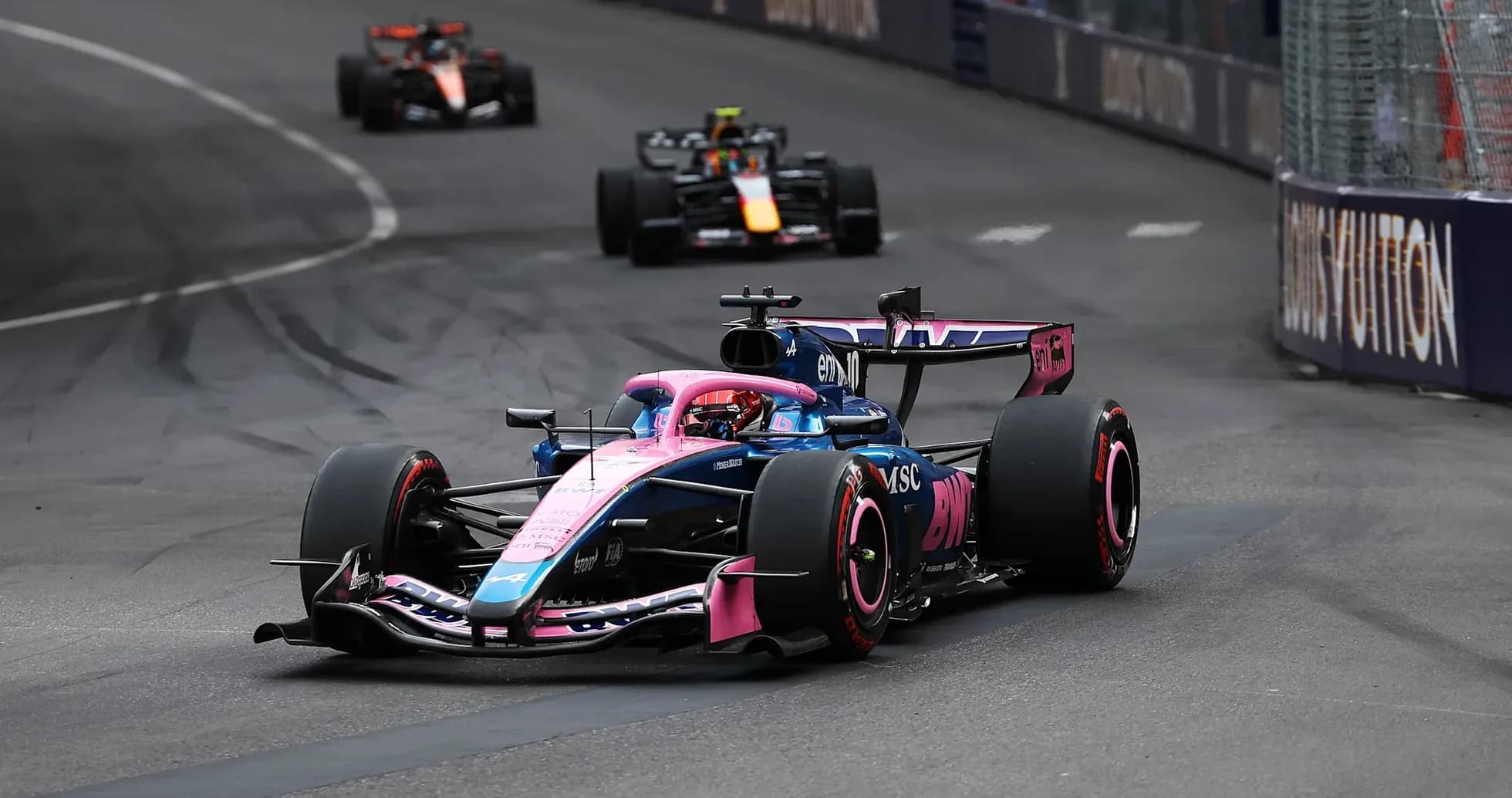 Voiture de Formule 1 en pleine course sur circuit