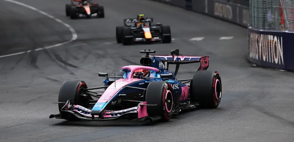 Voiture de Formule 1 en pleine course sur circuit