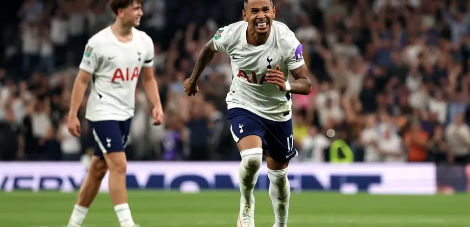 Joueur de Tottenham célébrant un but sur le terrain