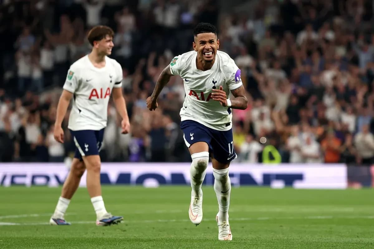 Joueur de Tottenham célébrant un but sur le terrain