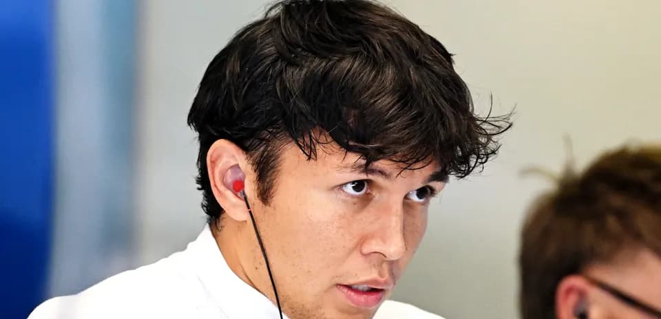 Pilote avec écouteurs, regard concentré en arrière-plan