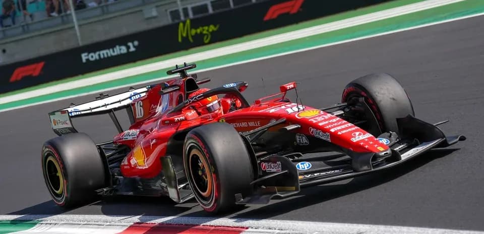 Voiture de Formule 1 Ferrari sur la piste