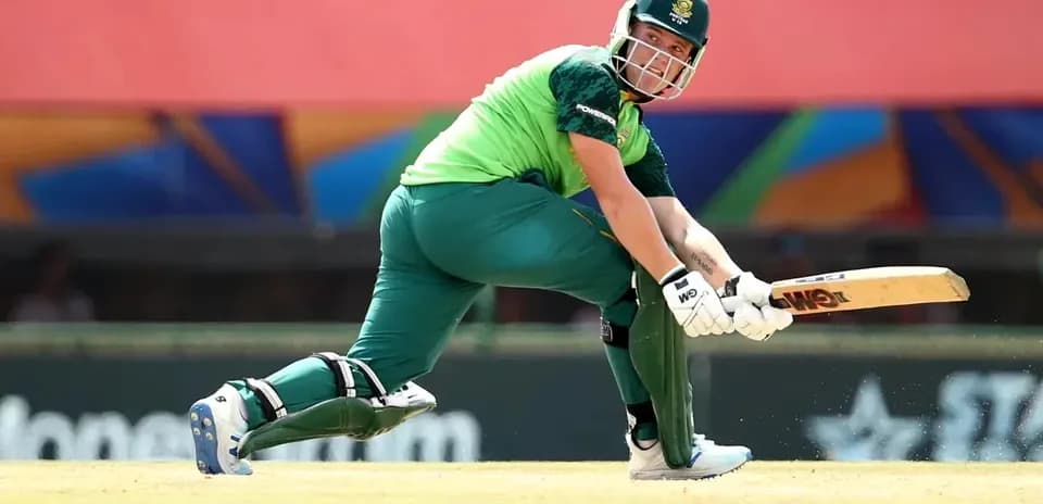 Joueur de cricket frappant la balle sur le terrain