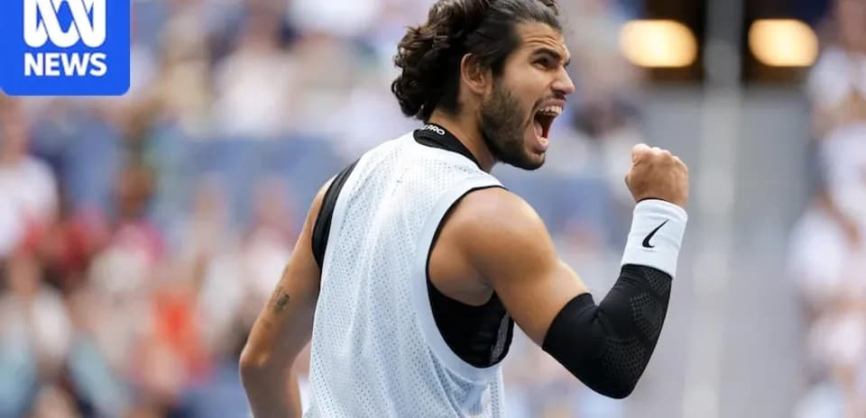 Joueur célébrant un point lors d'un match de tennis
