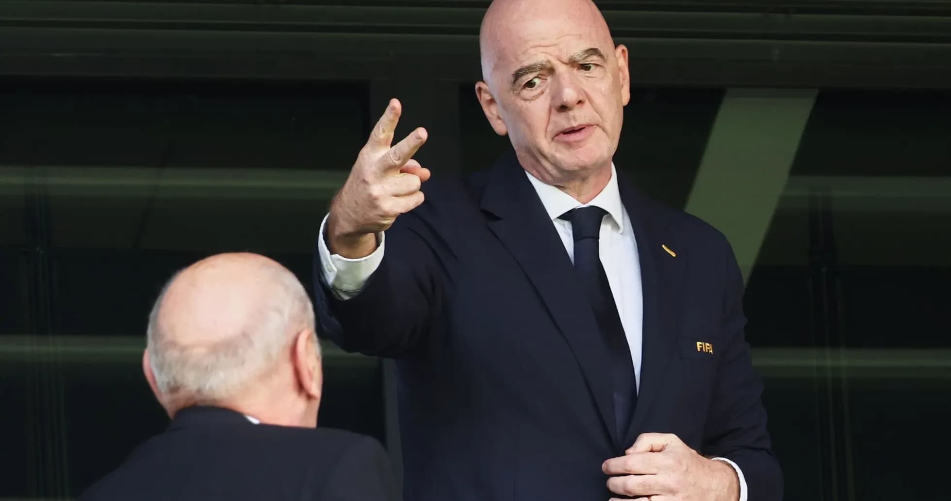 Dirigeant discutant dans une loge lors d'un événement