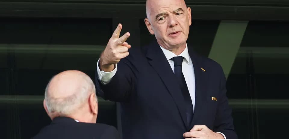 Dirigeant discutant dans une loge lors d'un événement