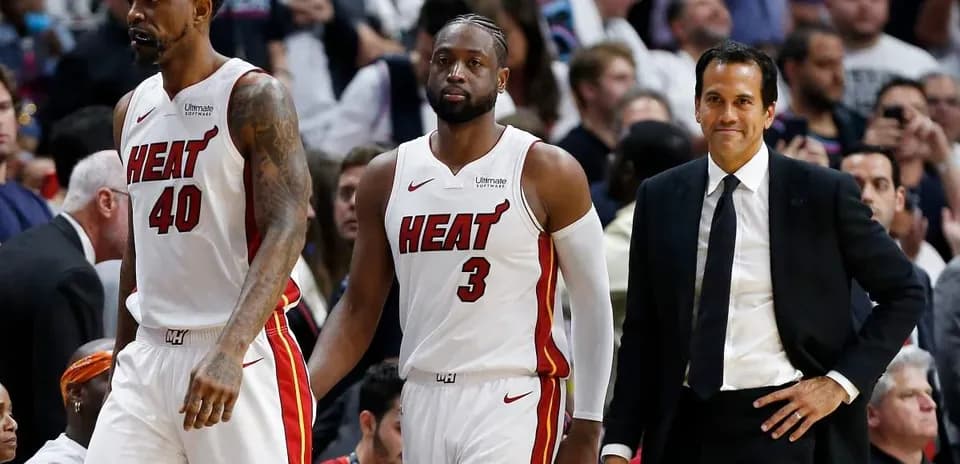 Joueurs du Miami Heat marchant sur le terrain