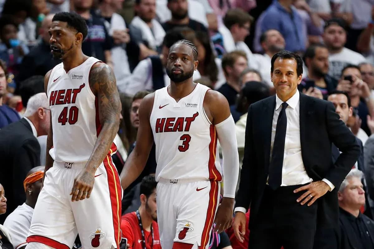 Joueurs du Miami Heat marchant sur le terrain