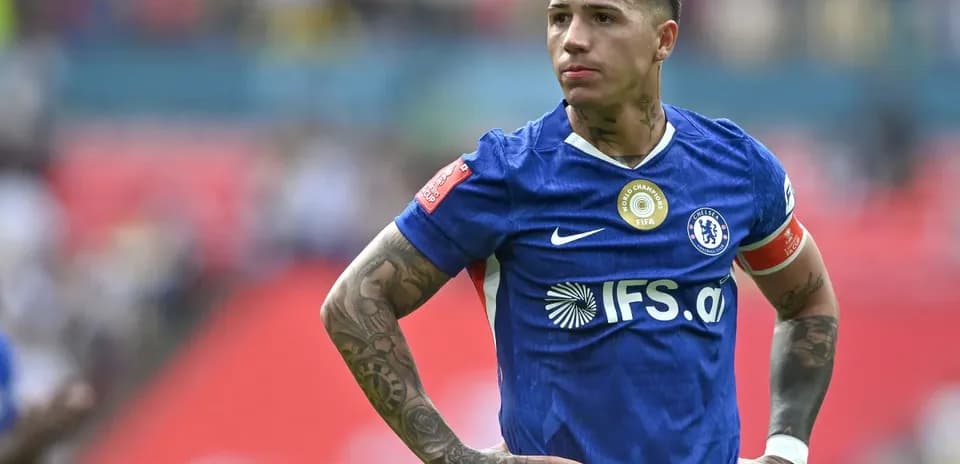 Joueur de Chelsea en tenue bleue sur le terrain