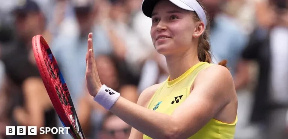 Joueuse de tennis saluant le public avec une raquette