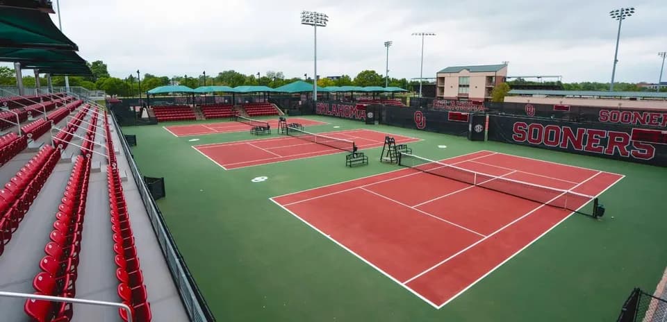 Terrains de tennis avec gradins au stade d'Oklahoma