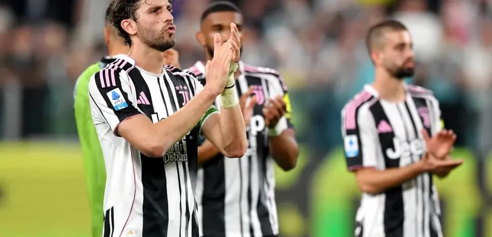 Joueurs de la Juventus applaudissant les supporters après le match