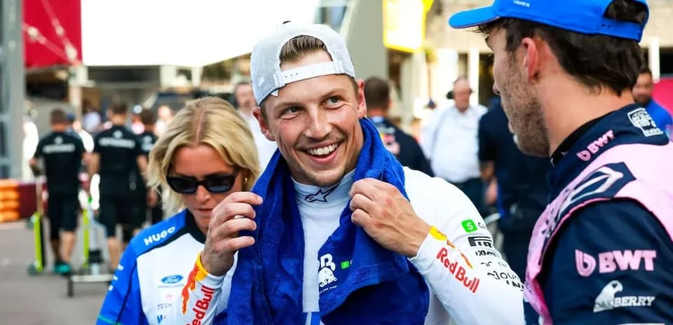 Pilote souriant avec serviette, discutant avec un autre pilote