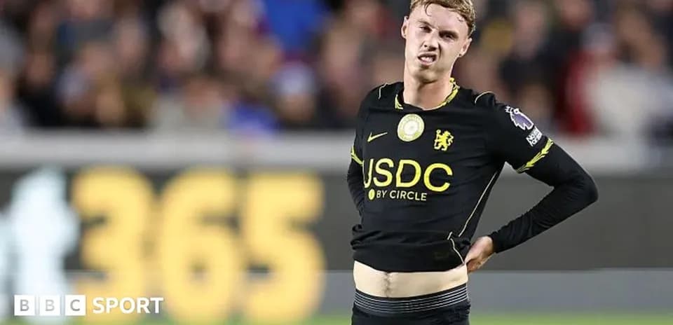 Joueur de Chelsea se tenant la taille sur le terrain