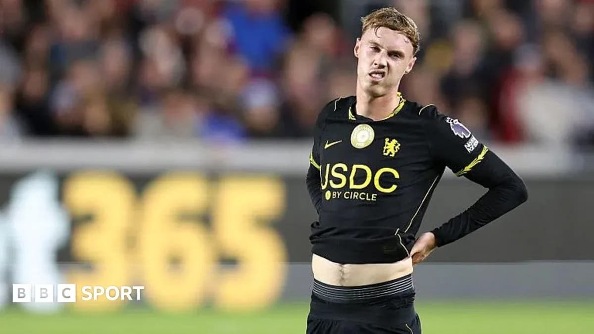 Joueur de Chelsea se tenant la taille sur le terrain