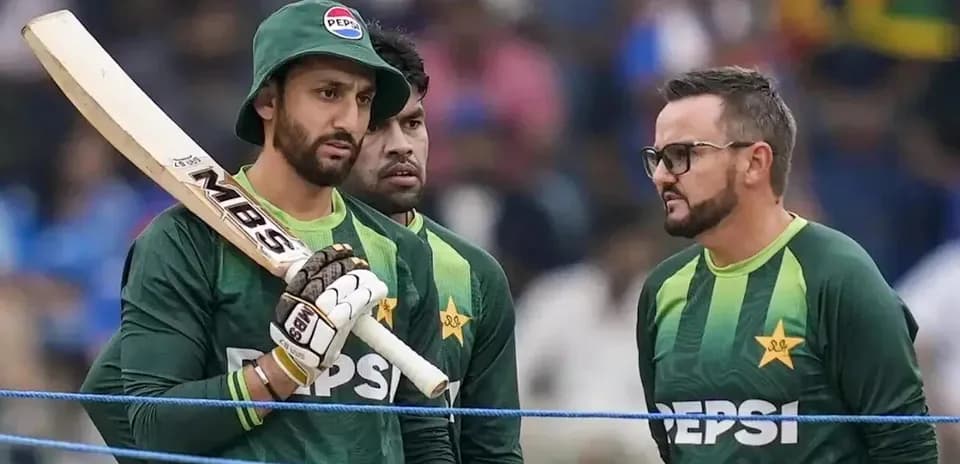 Joueurs de cricket pakistanais en discussion avant le match
