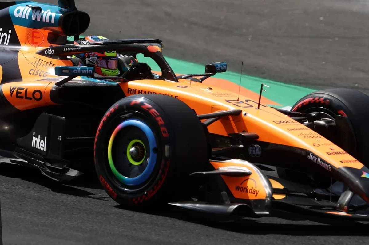 Voiture de Formule 1 McLaren en pleine course