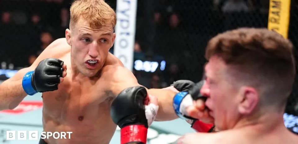 Un combattant de MMA frappant son adversaire au visage