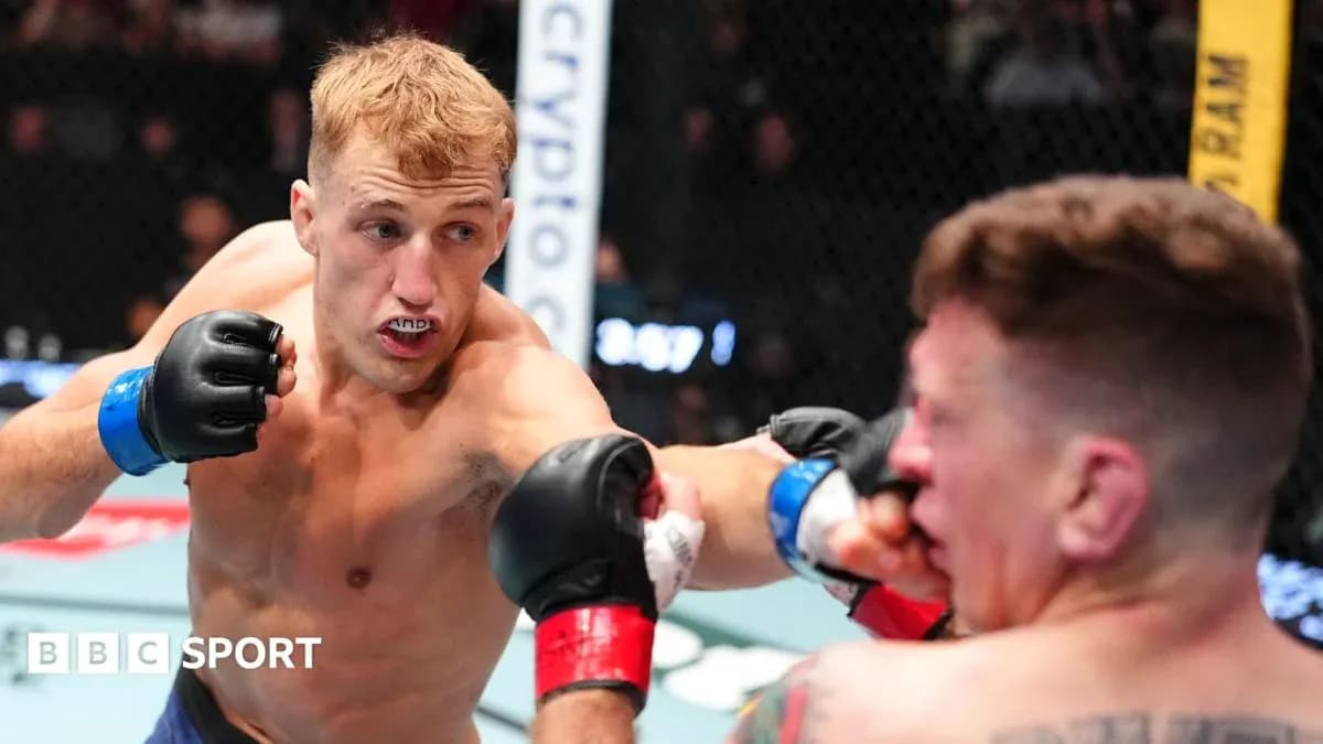 Un combattant de MMA frappant son adversaire au visage