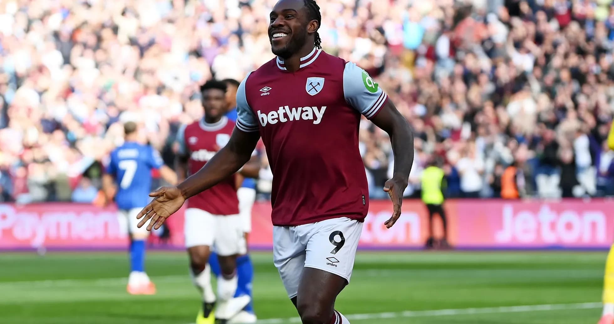Joueur de West Ham célébrant un but devant les fans