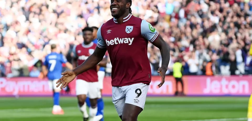 Joueur de West Ham célébrant un but devant les fans