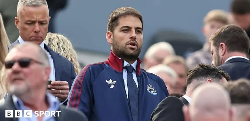 Homme en tenue de Newcastle parmi une foule