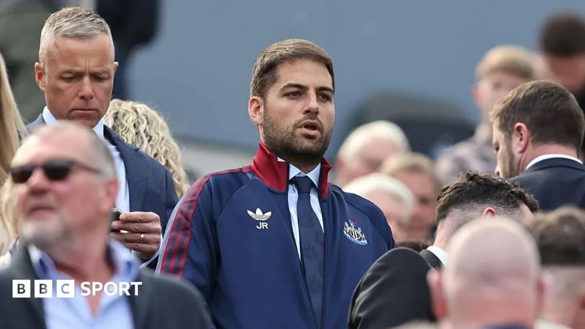 Homme en tenue de Newcastle parmi une foule