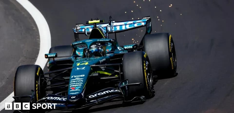 Voiture de course en pleine action sur circuit