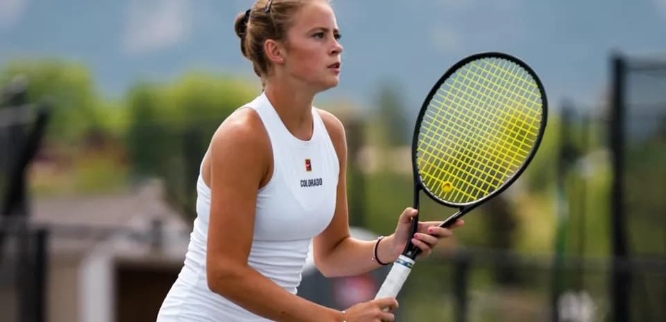 Joueuse de tennis se préparant à frapper la balle