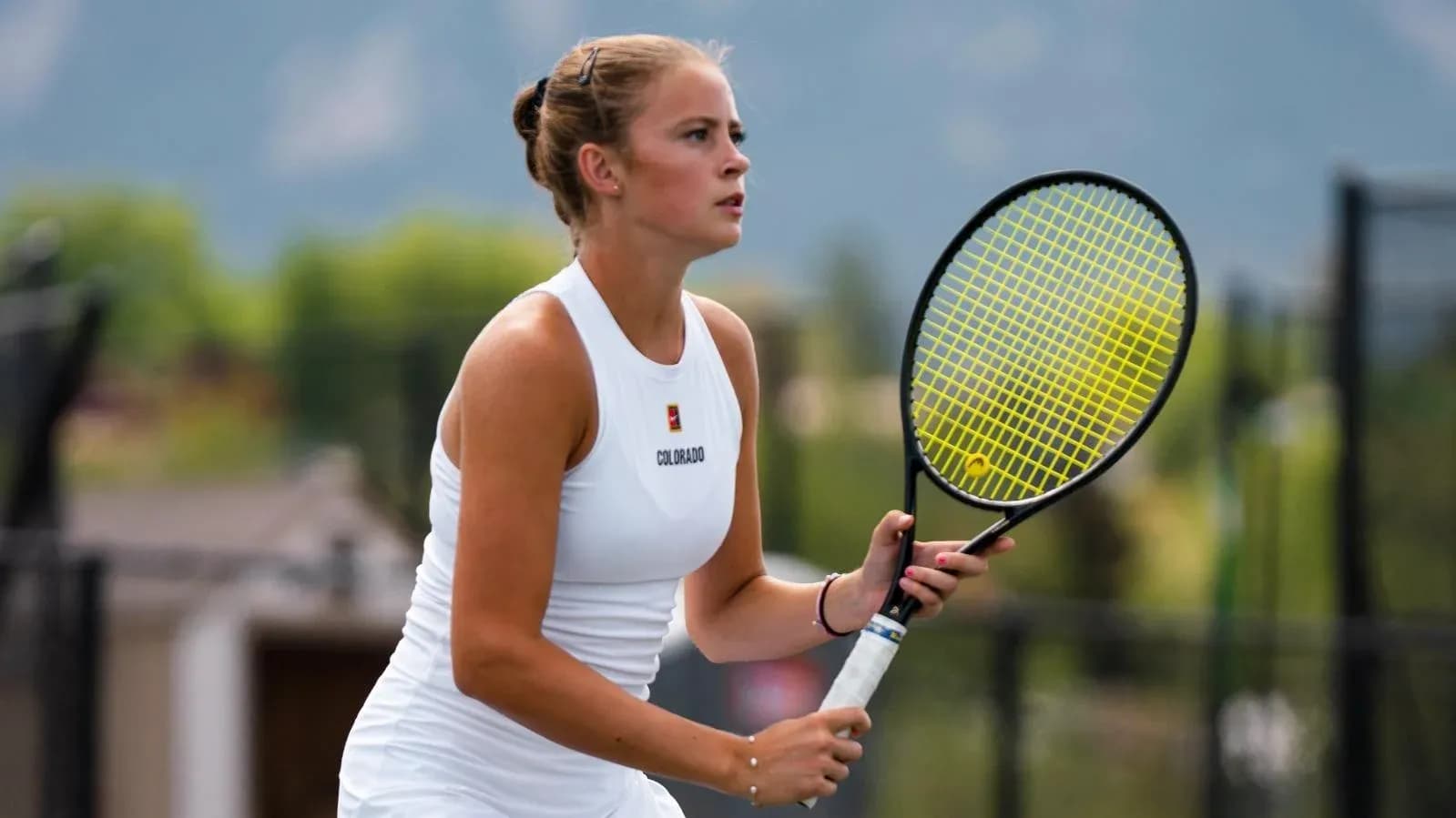 Joueuse de tennis se préparant à frapper la balle