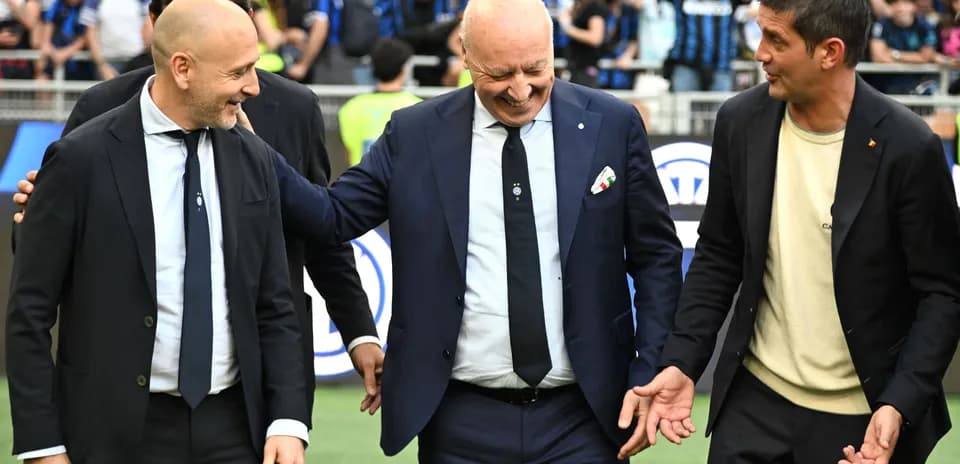 Entraîneurs discutant sur le terrain avant le match