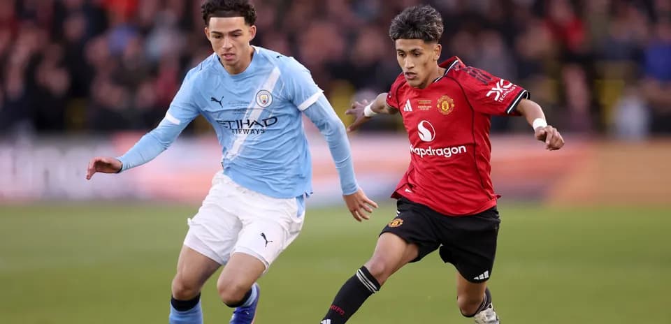 Deux joueurs en action lors d'un match de football
