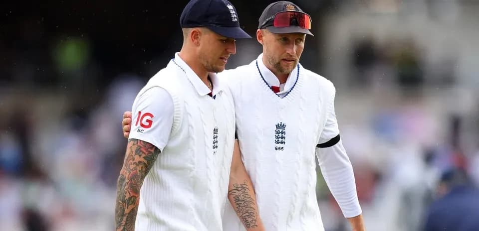 Joueurs anglais marchant ensemble sur le terrain