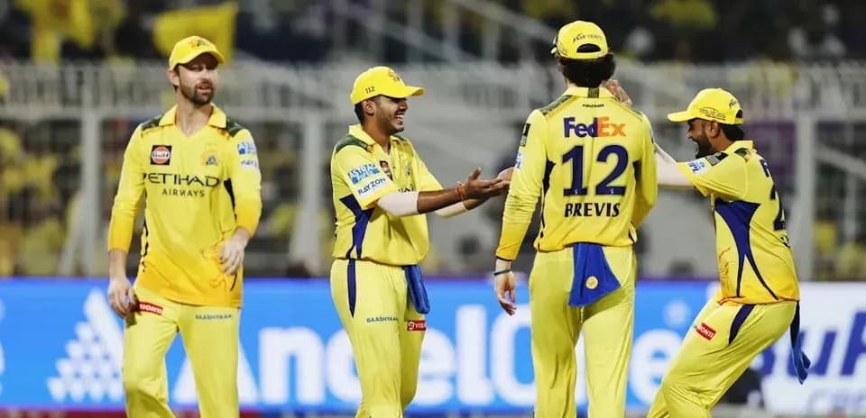 Joueurs de Chennai Super Kings célébrant un wicket