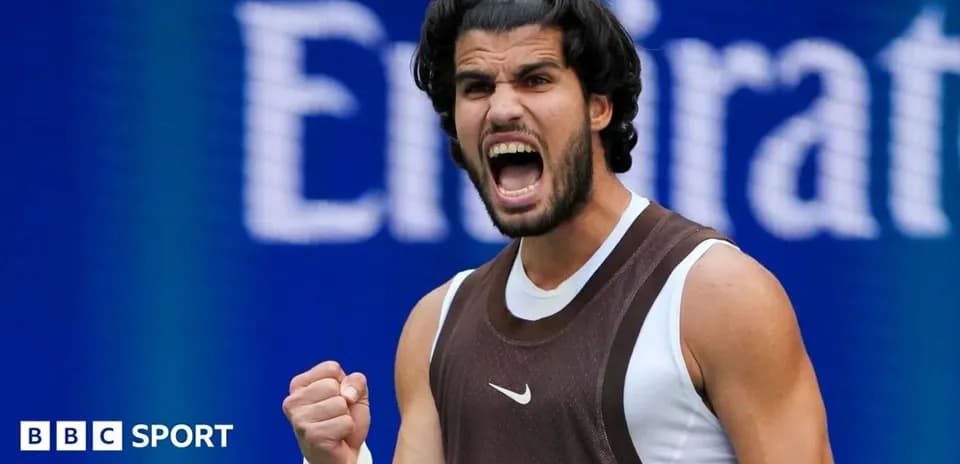 Joueur de tennis célébrant sur le court