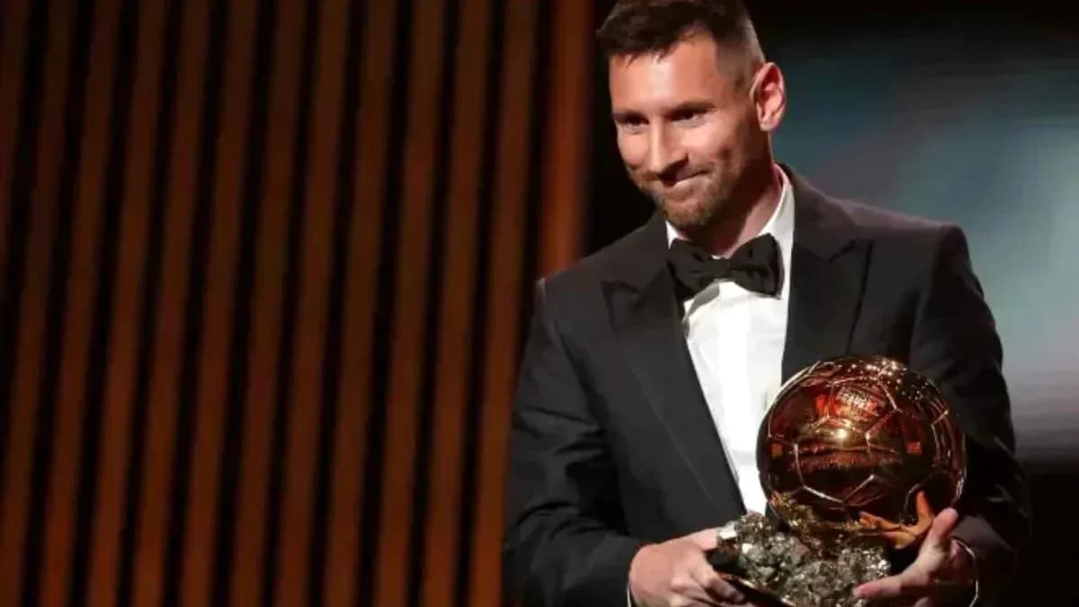 Lionel Messi tenant le Ballon d'Or sur scène