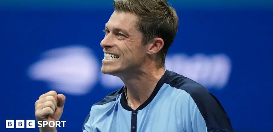 Joueur de tennis célébrant une victoire sur le court