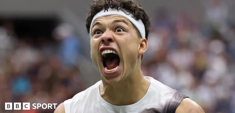 Joueur de tennis célébrant avec enthousiasme sur le court