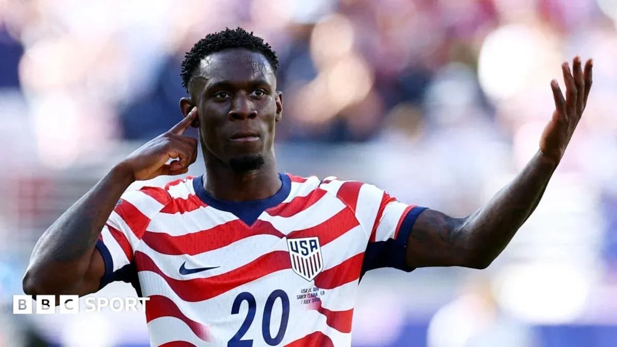 Joueur américain en maillot rayé célébrant un but