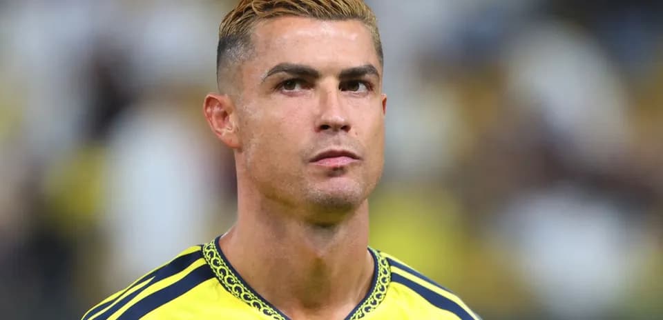 Joueur en tenue jaune lors d'un match