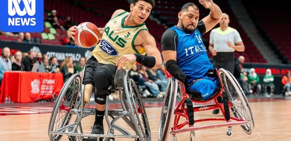 Joueurs en fauteuil roulant en action lors du match